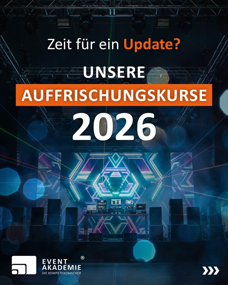 Werbebild für die Fachtagung 2026 der Event Akademie zum Thema „Sicherheit für Arbeitsmittel der Veranstaltungstechnik – Bühnen-, Studio- und Veranstaltungseinrichtungen“. Die Veranstaltung findet vom 05. bis 07. März 2026 statt. Das Bild zeigt einen Vortrag in einem großen Saal mit Bühne, Präsentation und Publikum.